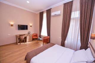 Отель Hotel Giardino di Rose Тбилиси Двухместный номер с 1 кроватью или 2 отдельными кроватями и дополнительной кроватью-2