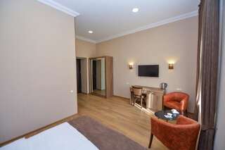 Отель Hotel Giardino di Rose Тбилиси Двухместный номер с 1 кроватью или 2 отдельными кроватями и дополнительной кроватью-3