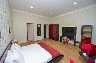 Отель Hotel Giardino di Rose Тбилиси Двухместный номер с двуспальной кроватью и дополнительной кроватью-2