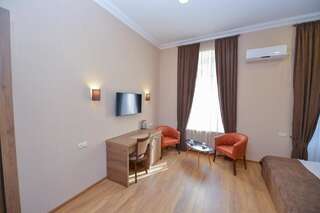 Отель Hotel Giardino di Rose Тбилиси Двухместный номер с 1 кроватью или 2 отдельными кроватями и дополнительной кроватью-4