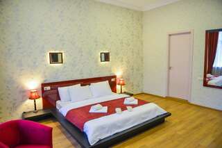 Отель Hotel Giardino di Rose Тбилиси Двухместный номер с двуспальной кроватью и дополнительной кроватью-3