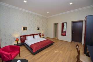 Отель Hotel Giardino di Rose Тбилиси Двухместный номер с двуспальной кроватью и дополнительной кроватью-5